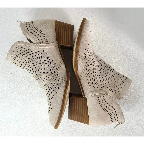 Earth WYOMING WONDER Ankle Boots Perforated Suede Leather Back Zip Cream SZ 8 - Picture 3 of 9